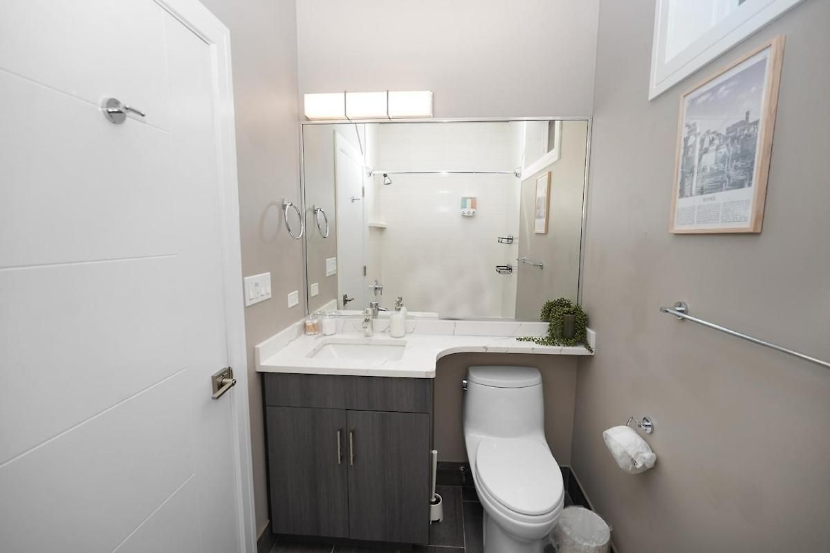 Apartment Little Italy 4br Retreat With Optional Parking *
