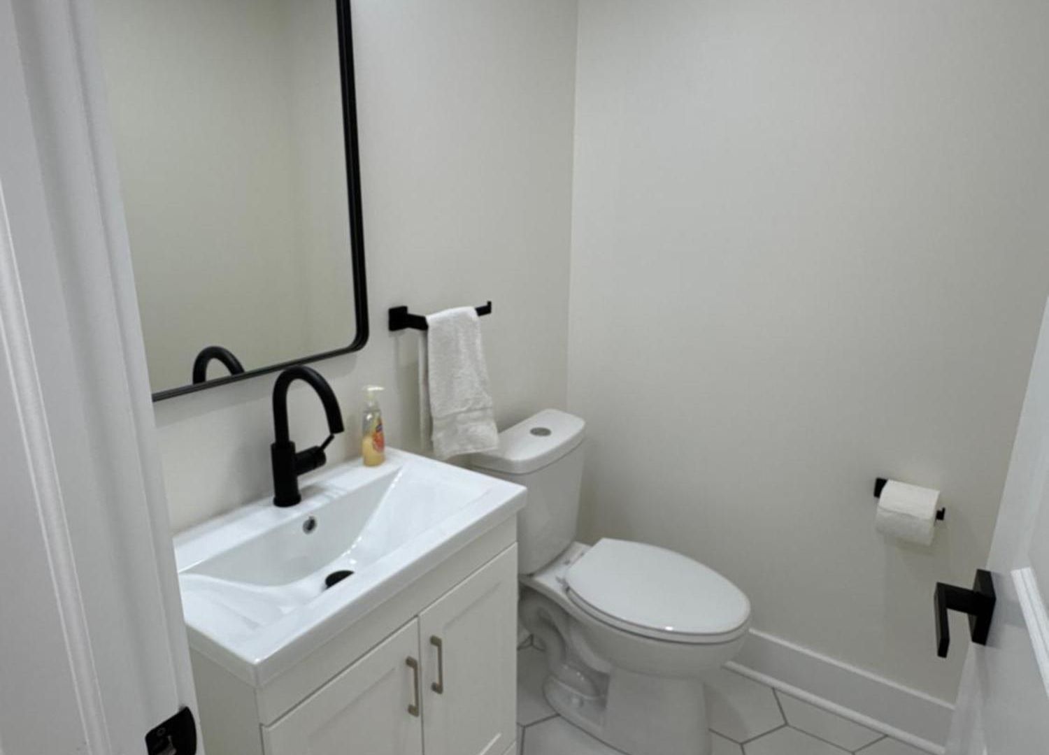 Bright Modern 2br, Close To Downtown Apartment