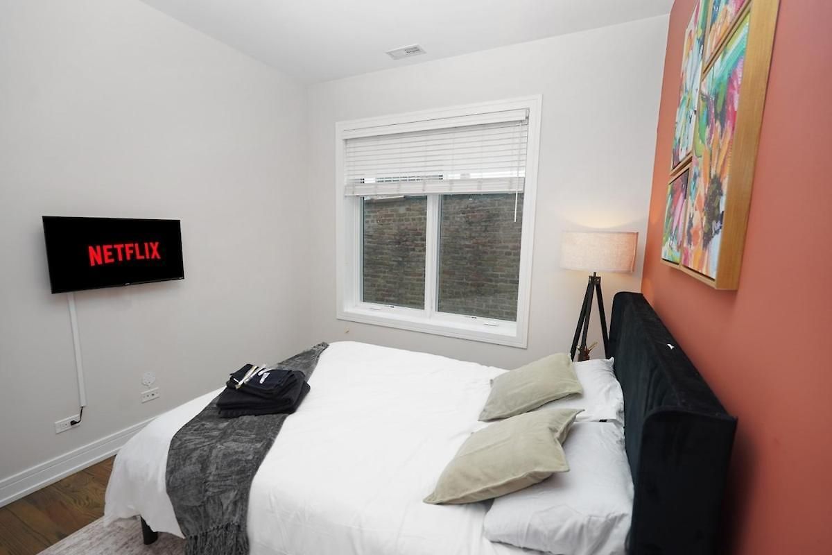 Little Italy 4br Retreat With Optional Parking Apartment Chicago