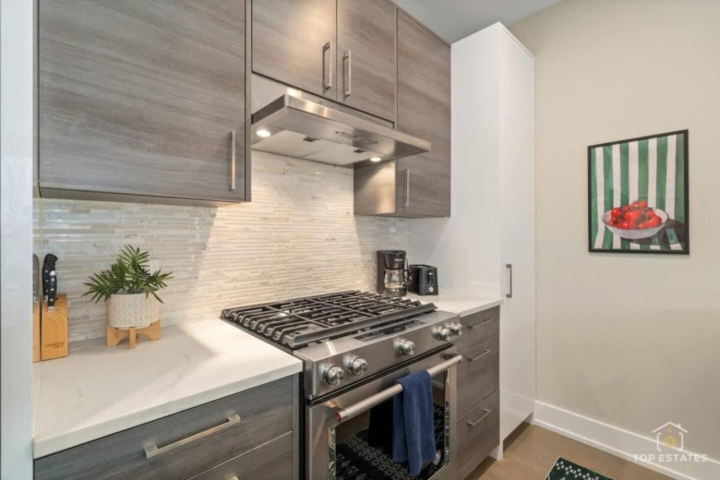 The Spot Eclectic • Modern • Sleeps 6 Apartment Chicago