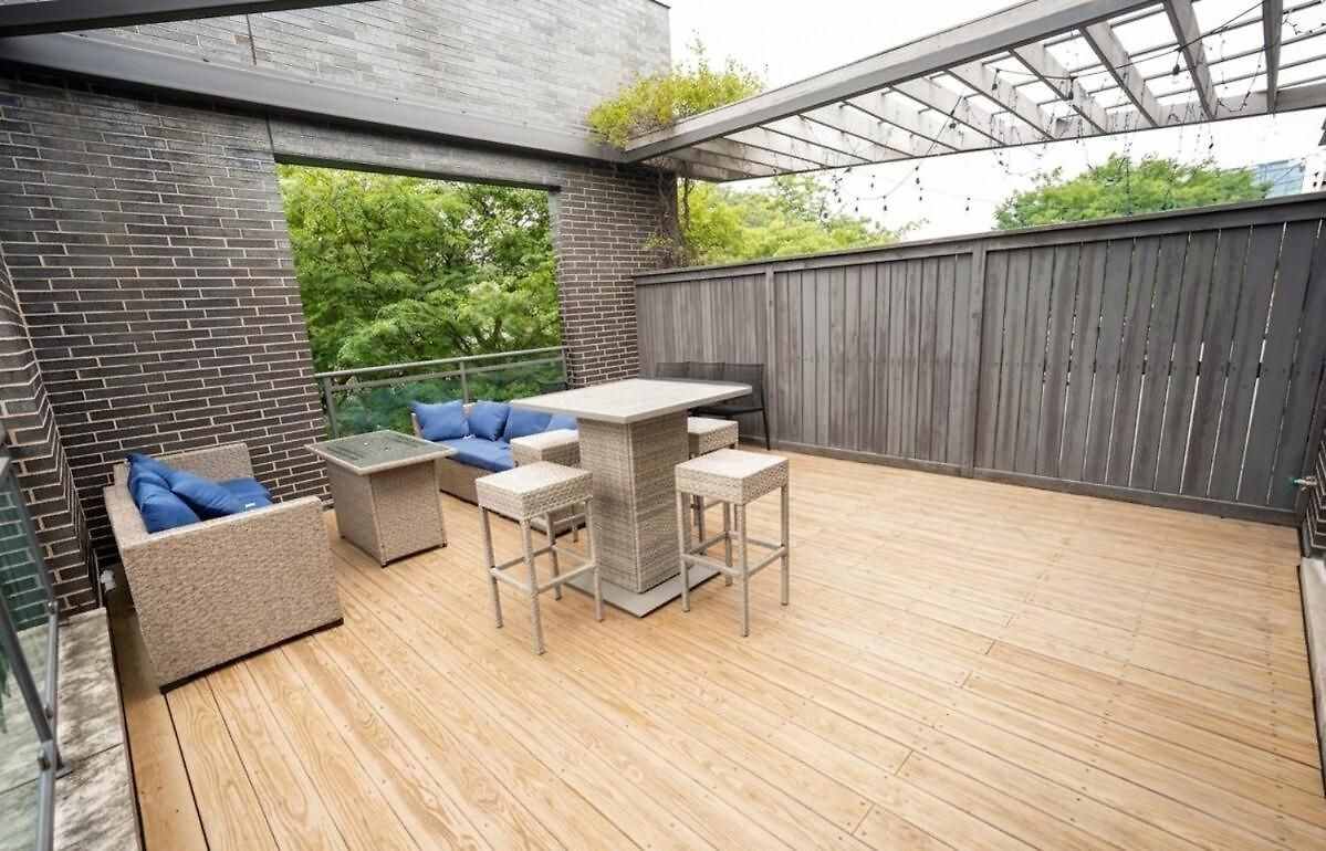 Little Italy 4br Retreat With Optional Parking Chicago