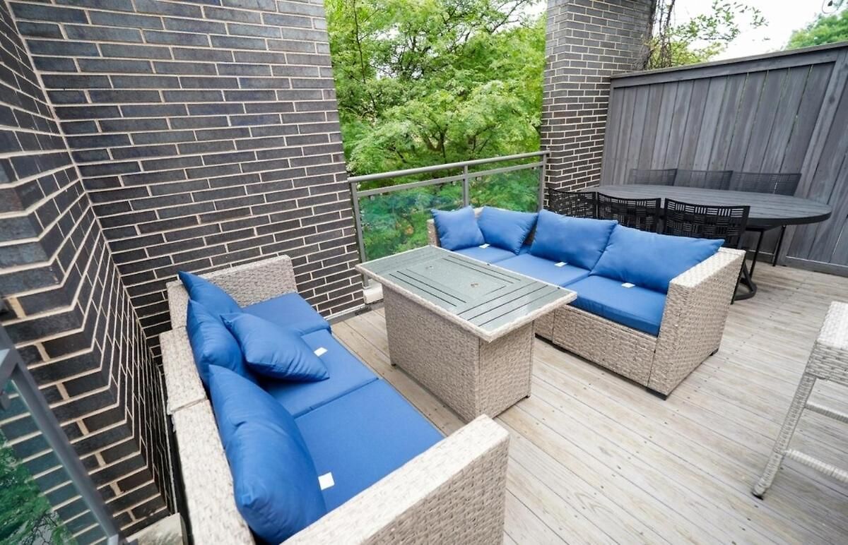 Apartment Little Italy 4br Retreat With Optional Parking