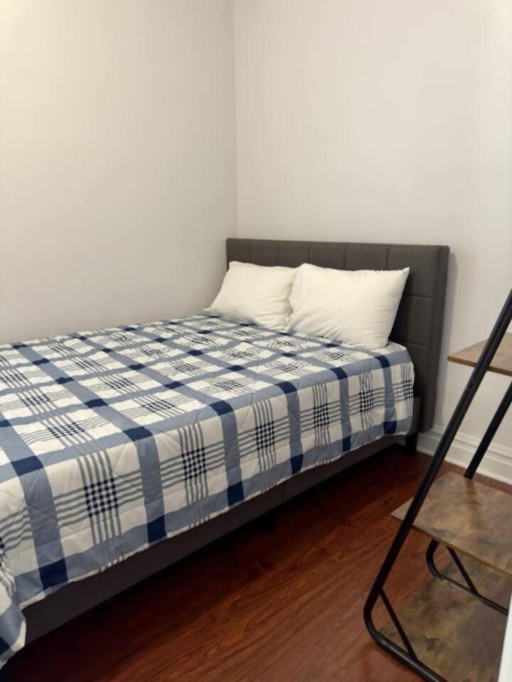 Spacious 4 Queen Beds Free Parking Apartment *