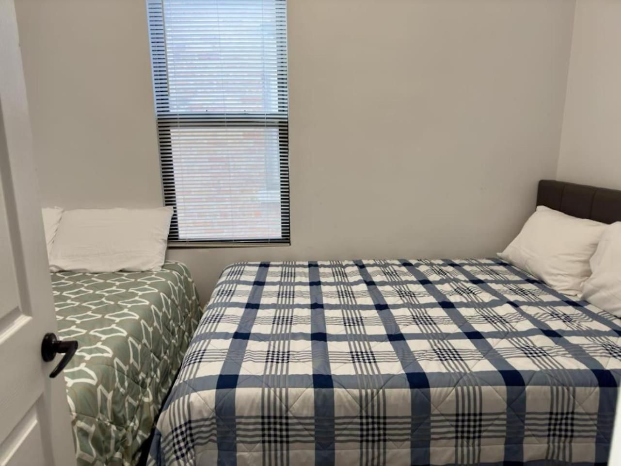 Spacious 4 Queen Beds Free Parking