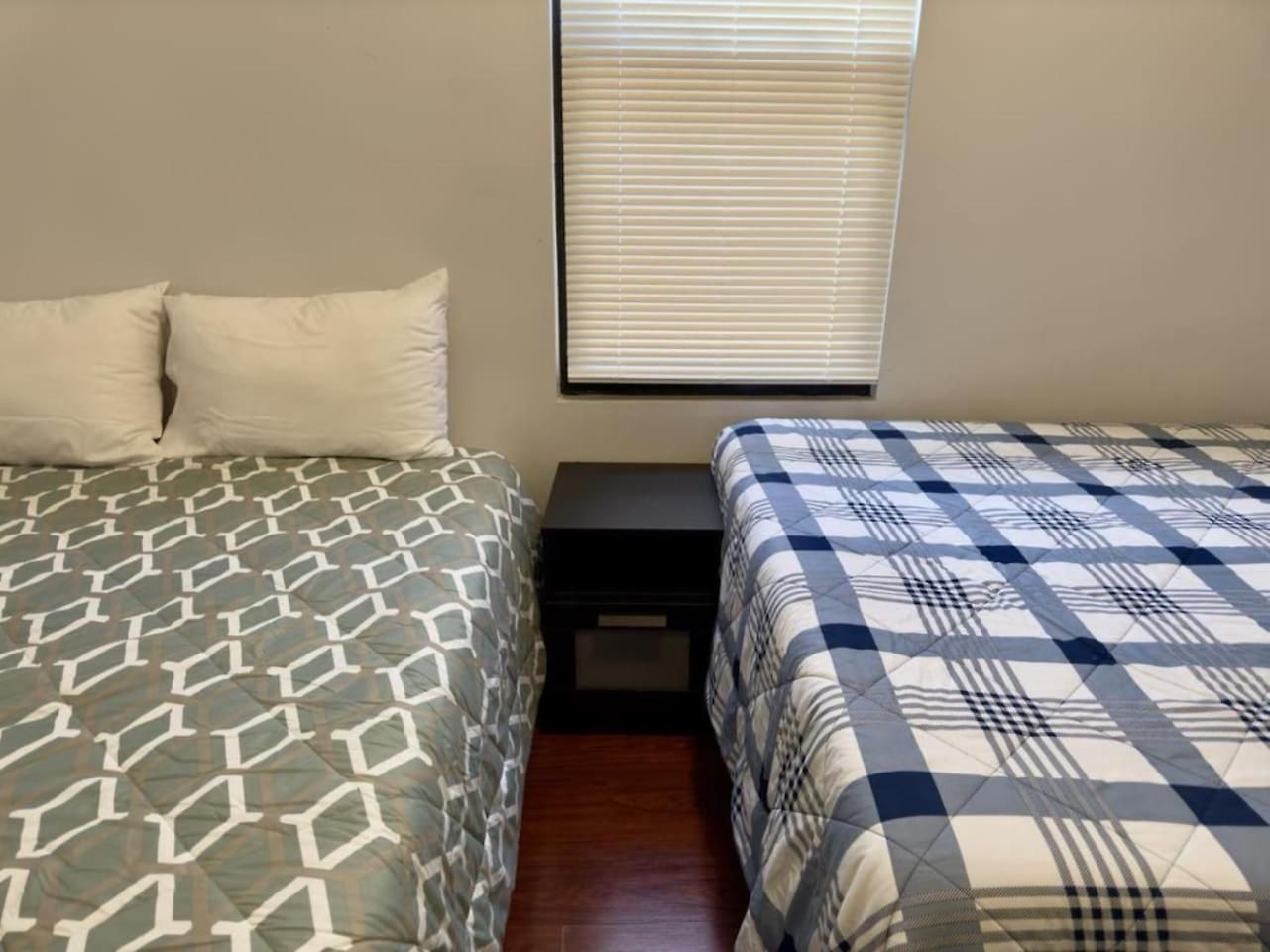 Spacious 4 Queen Beds Free Parking
