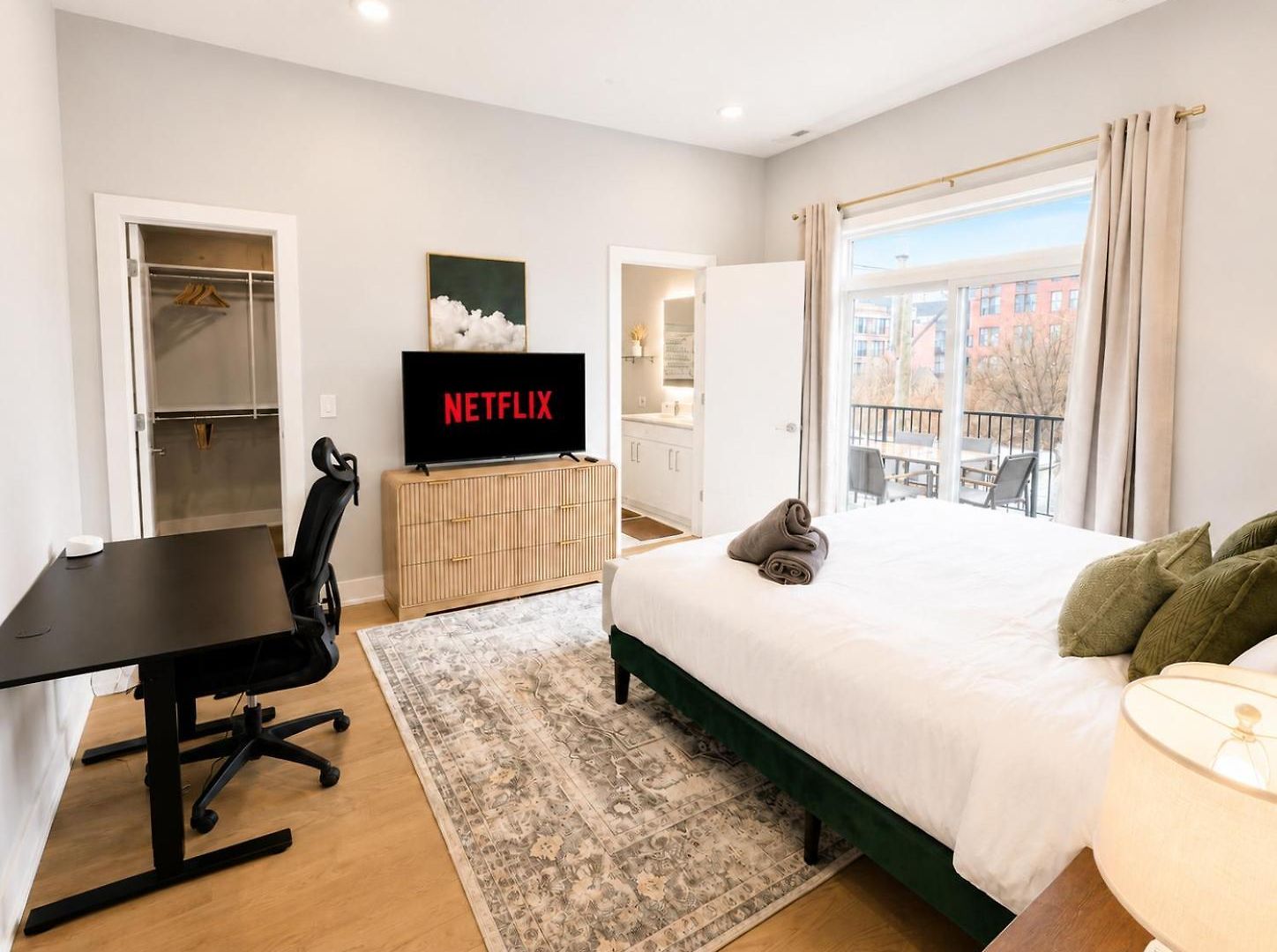 Rooftop Reverie Prime Location - Modern-sleeps 6 Apartment