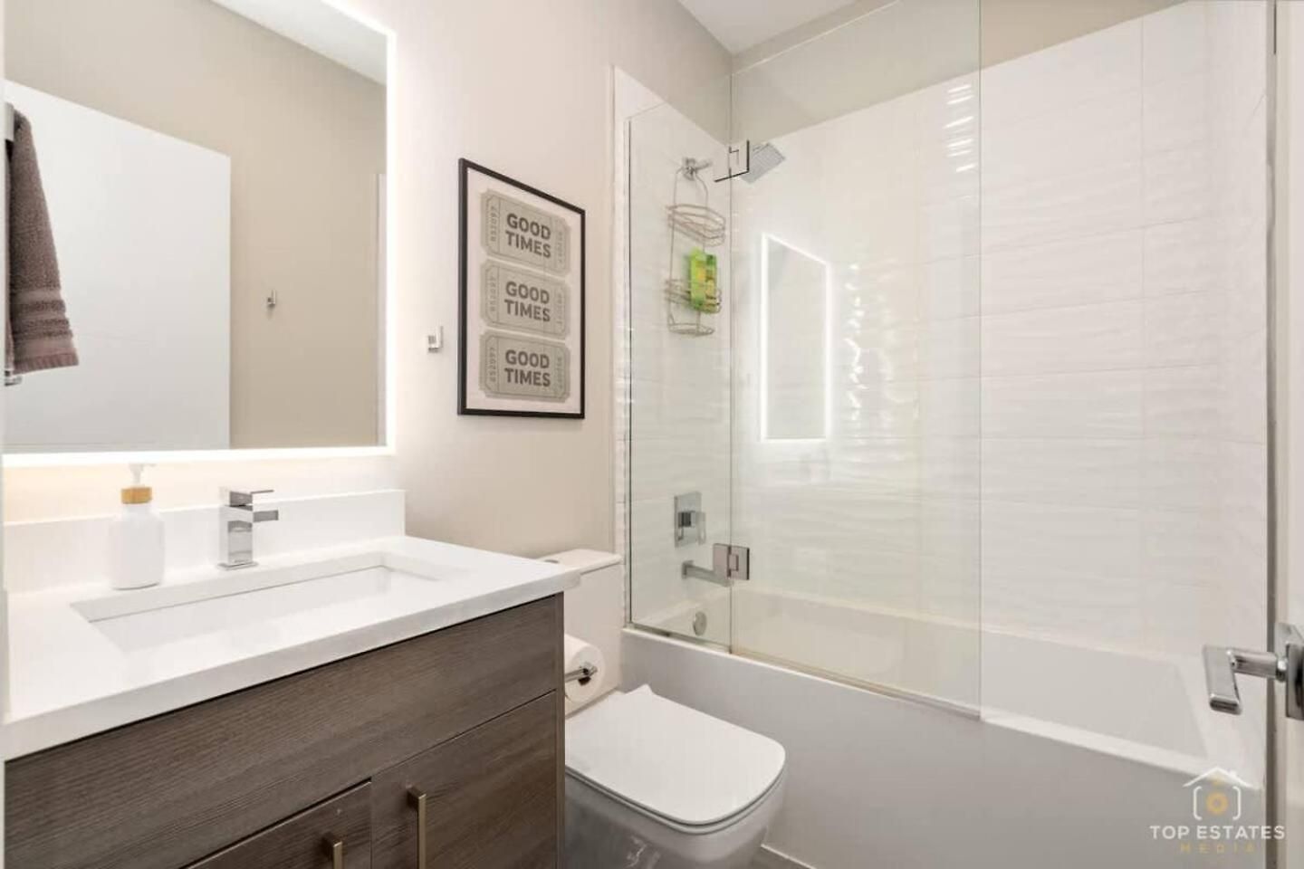 The Spot Eclectic • Modern • Sleeps 6 Apartment Chicago