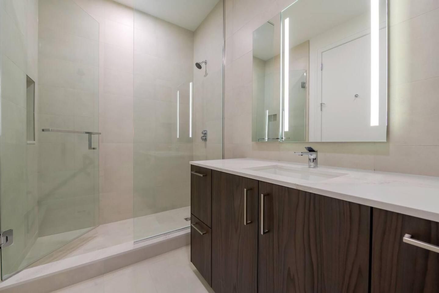 Extraordinary Spacious Apartment *
