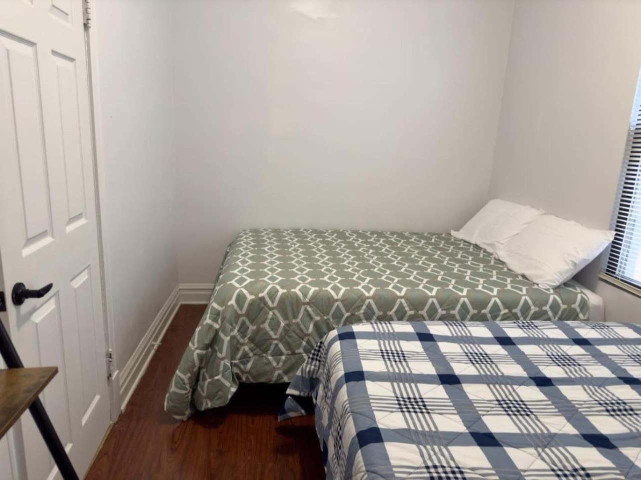 Spacious 4 Queen Beds Free Parking Apartment *
