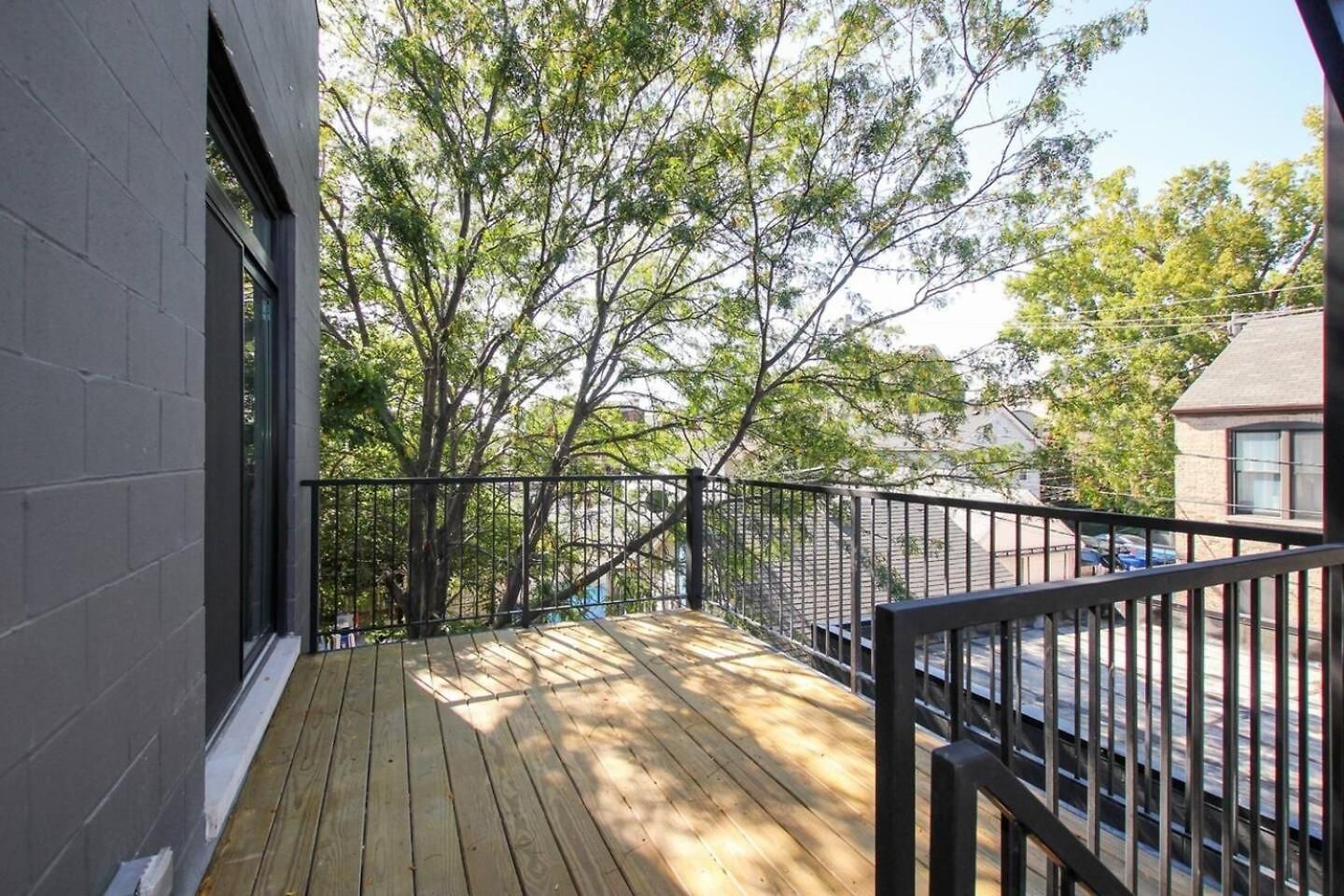 Rooftop Reverie Prime Location - Modern-sleeps 6 Apartment *