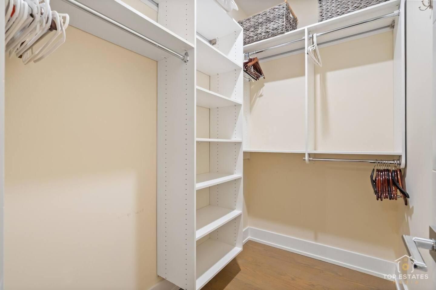 Rooftop Reverie Prime Location - Modern-sleeps 6 Apartment Chicago