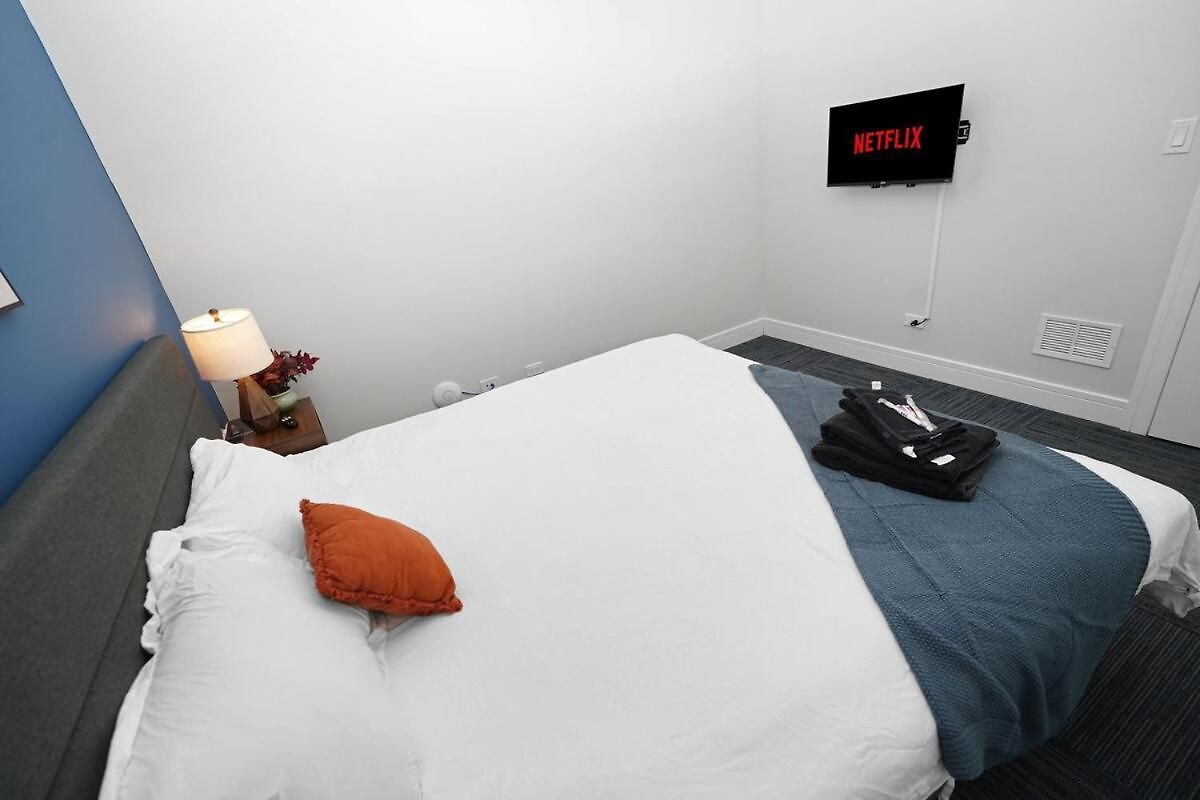 Apartment Little Italy 5br With Optional Parking *