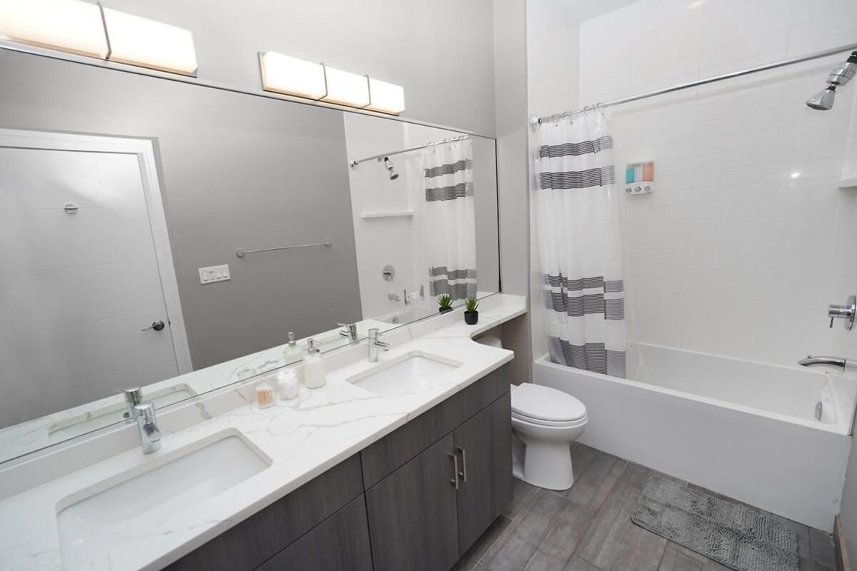 Little Italy 5br With Optional Parking Chicago