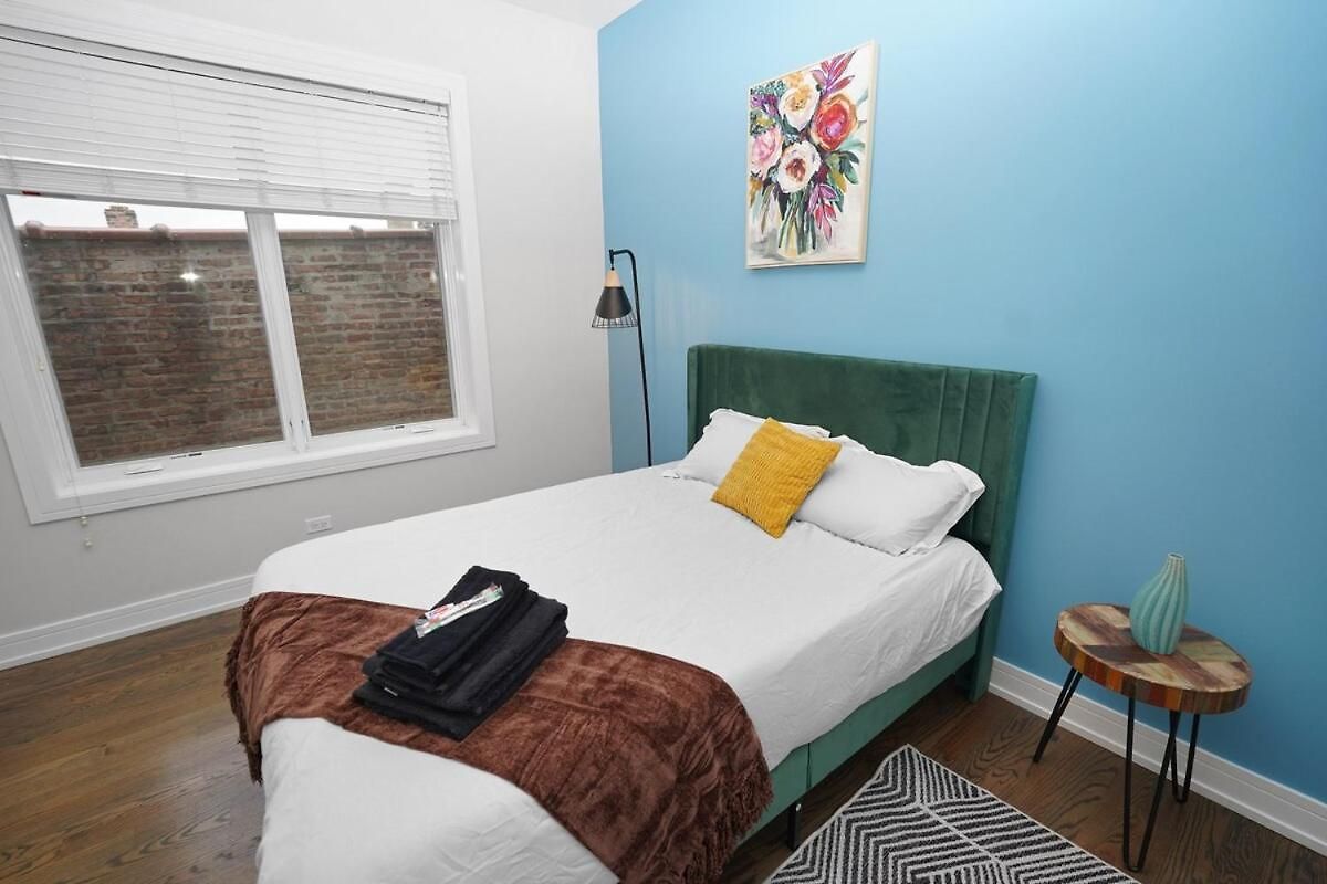 Little Italy 4br Retreat With Optional Parking Chicago