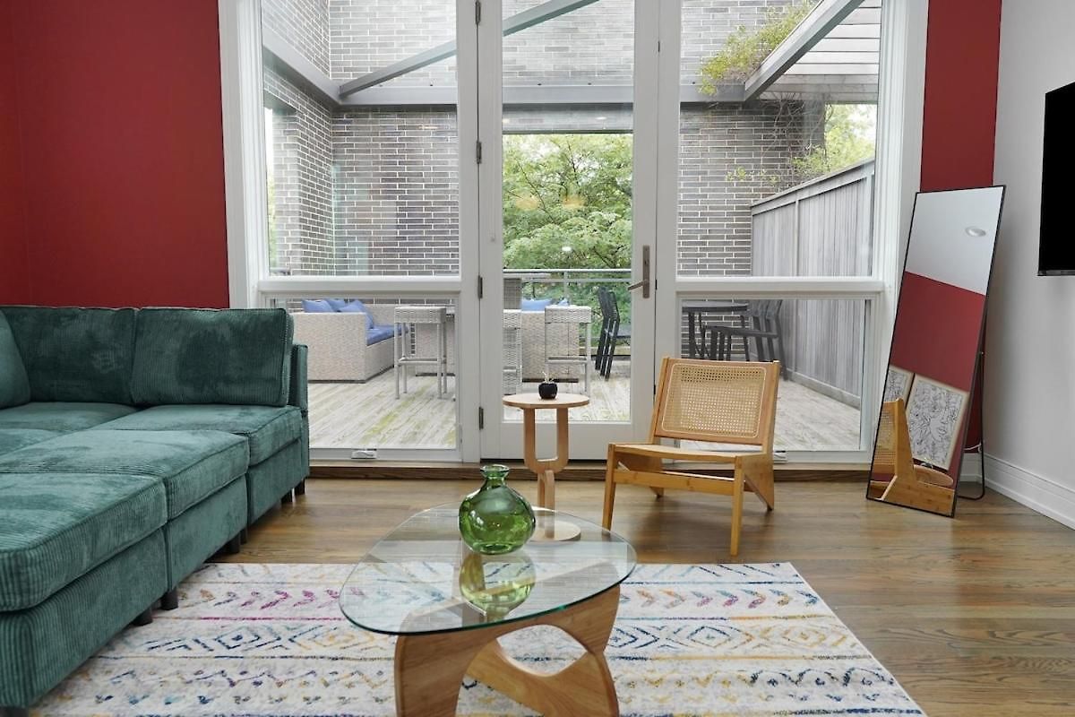 Apartment Little Italy 4br Retreat With Optional Parking *