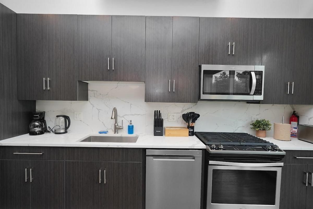 Little Italy 4br Retreat With Optional Parking Chicago