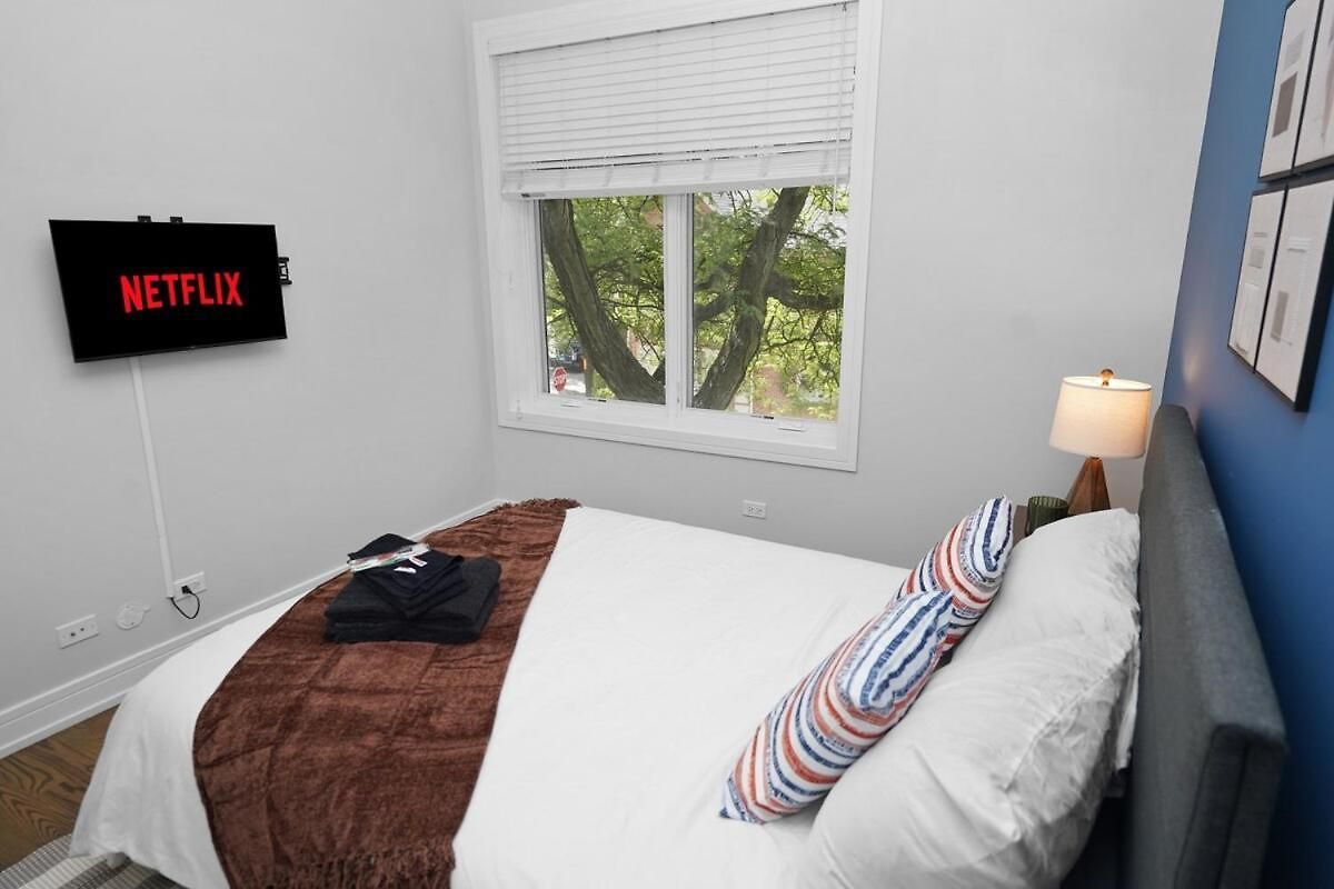 Apartment Chic Little Italy 4br With Optional Parking Chicago