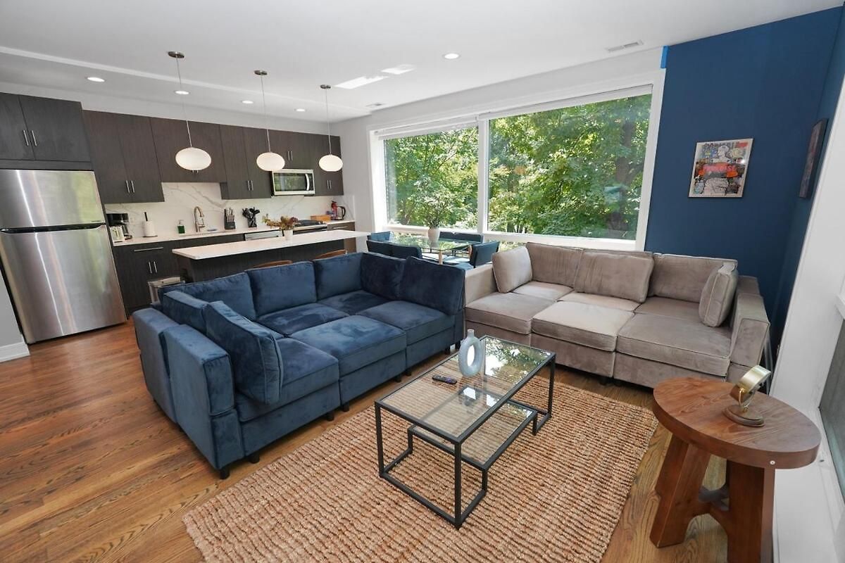 Chic Little Italy 4br With Optional Parking *