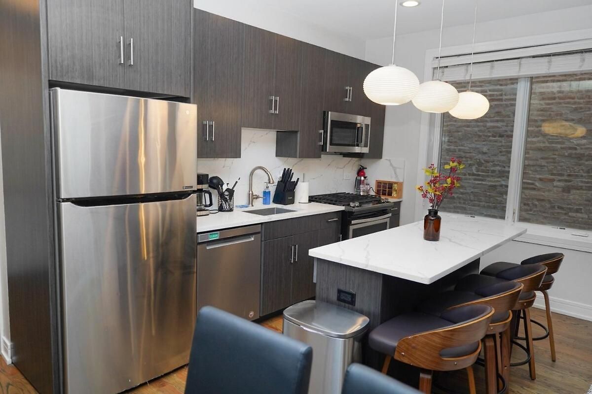 Little Italy 5br With Optional Parking Apartment *