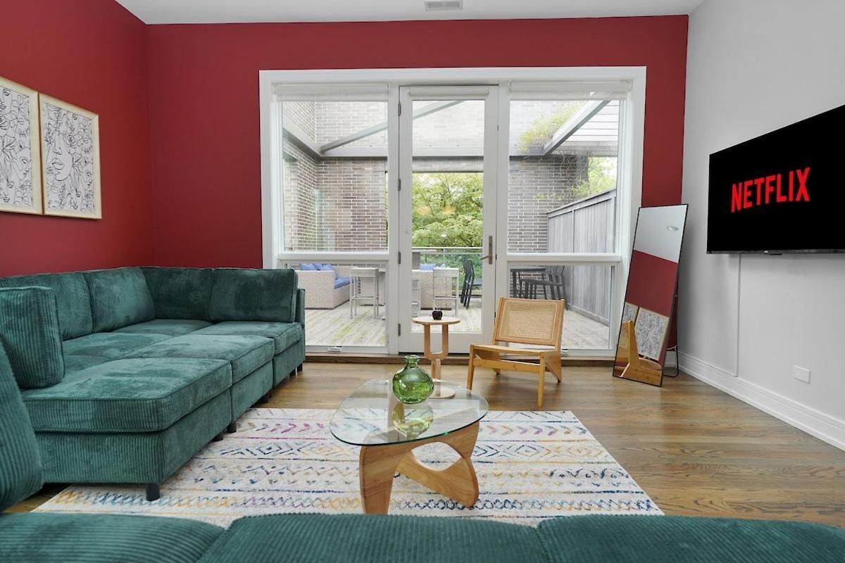 Apartment Little Italy 4br Retreat With Optional Parking Chicago