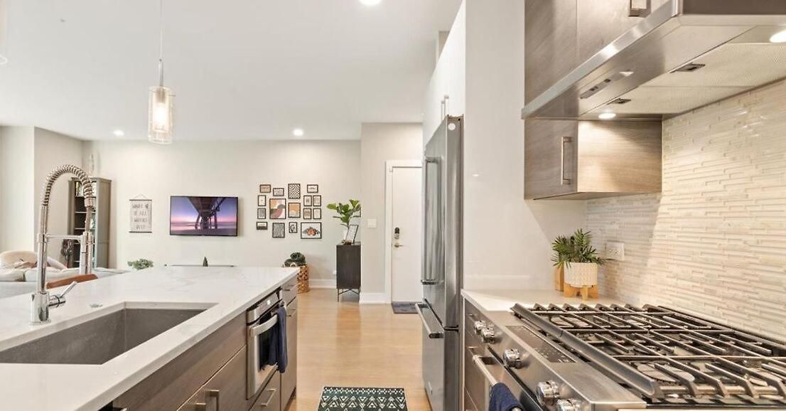 The Spot Eclectic • Modern • Sleeps 6 Apartment Chicago