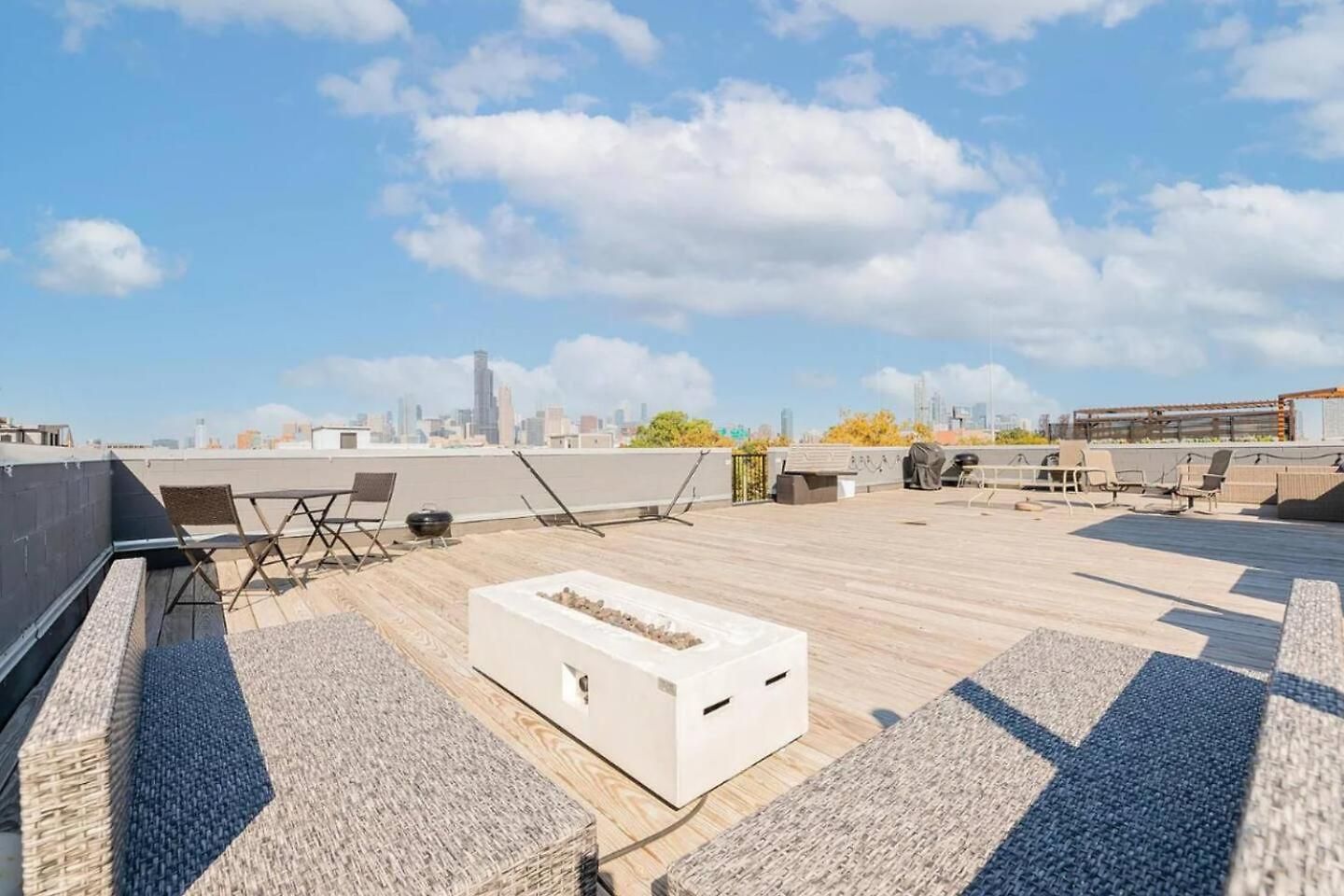 Rooftop Reverie Prime Location - Modern-sleeps 6 Chicago