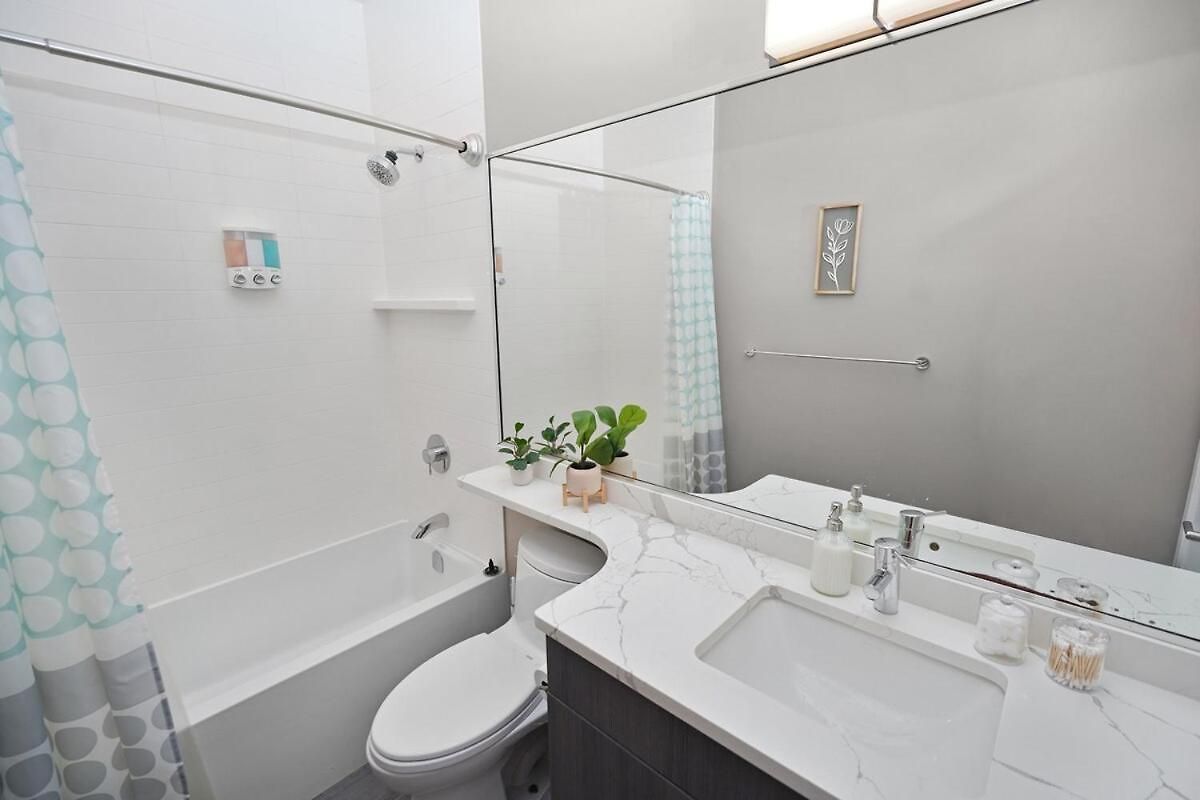 Apartment Chic Little Italy 4br With Optional Parking Chicago