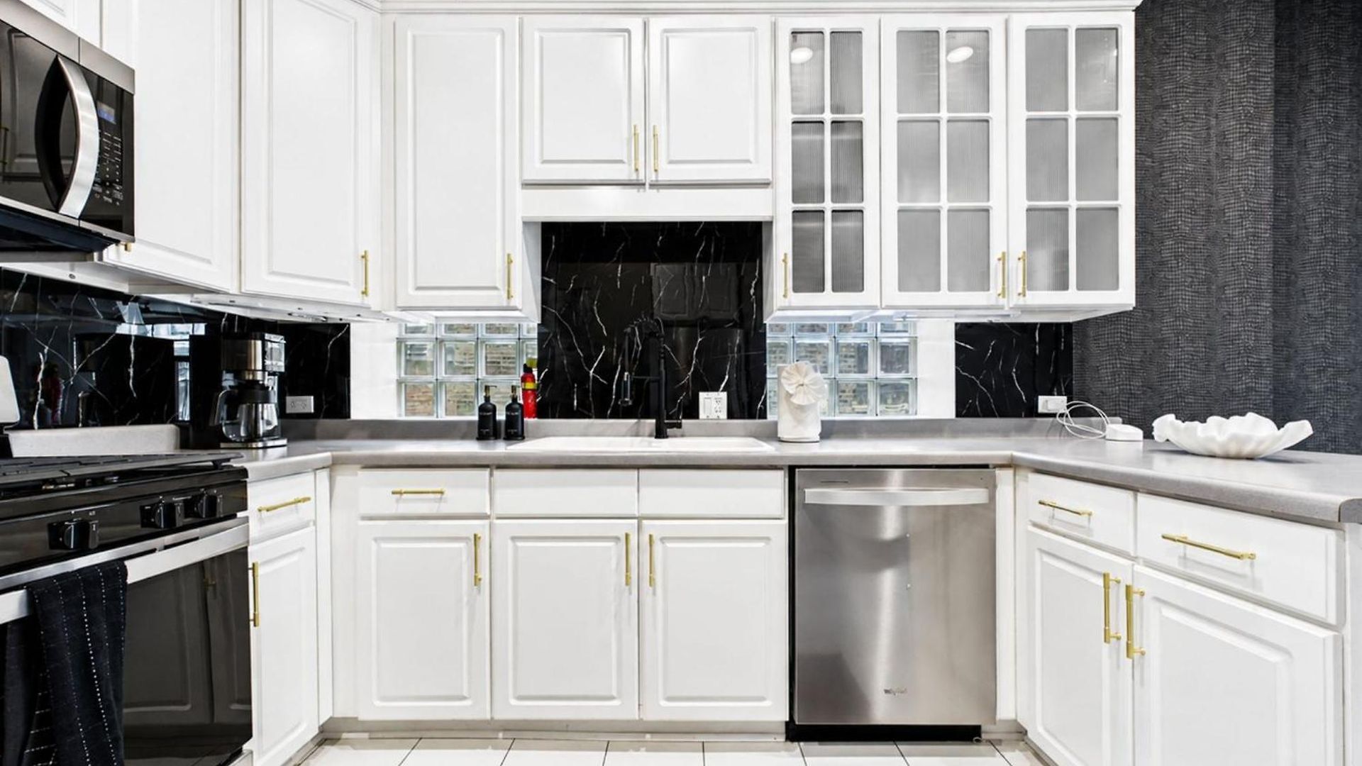 The Velvet Manor Luxe 3br Jacuzzi Garage Apartment Chicago
