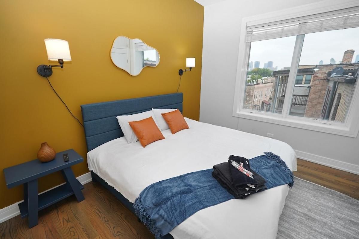 Little Italy 4br Retreat With Optional Parking * Chicago