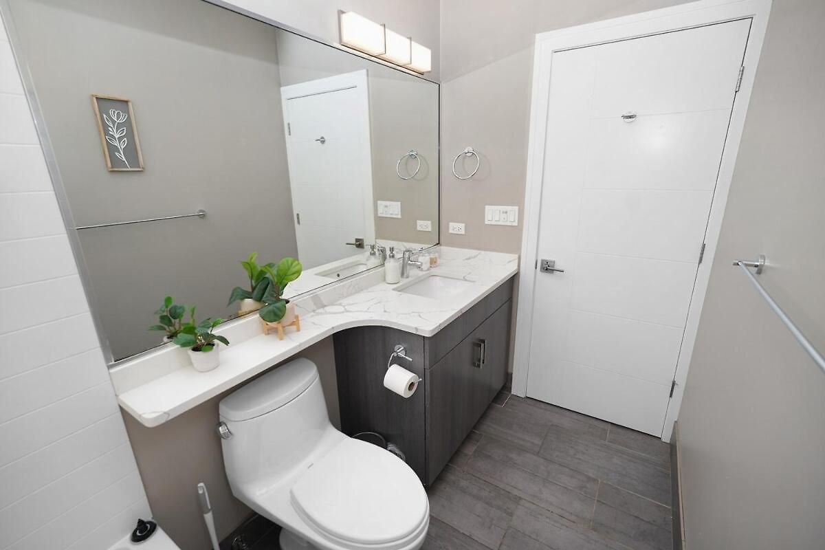 Chic Little Italy 4br With Optional Parking Chicago