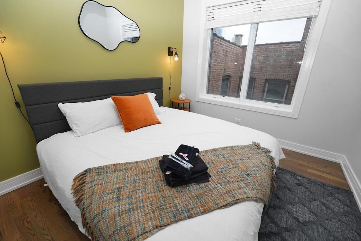 Little Italy 4br Retreat With Optional Parking * Chicago