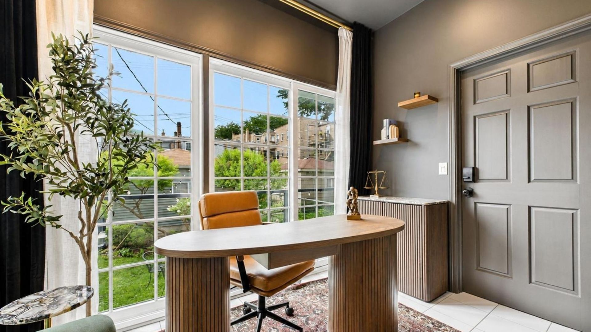 The Velvet Manor Luxe 3br Jacuzzi Garage Apartment *