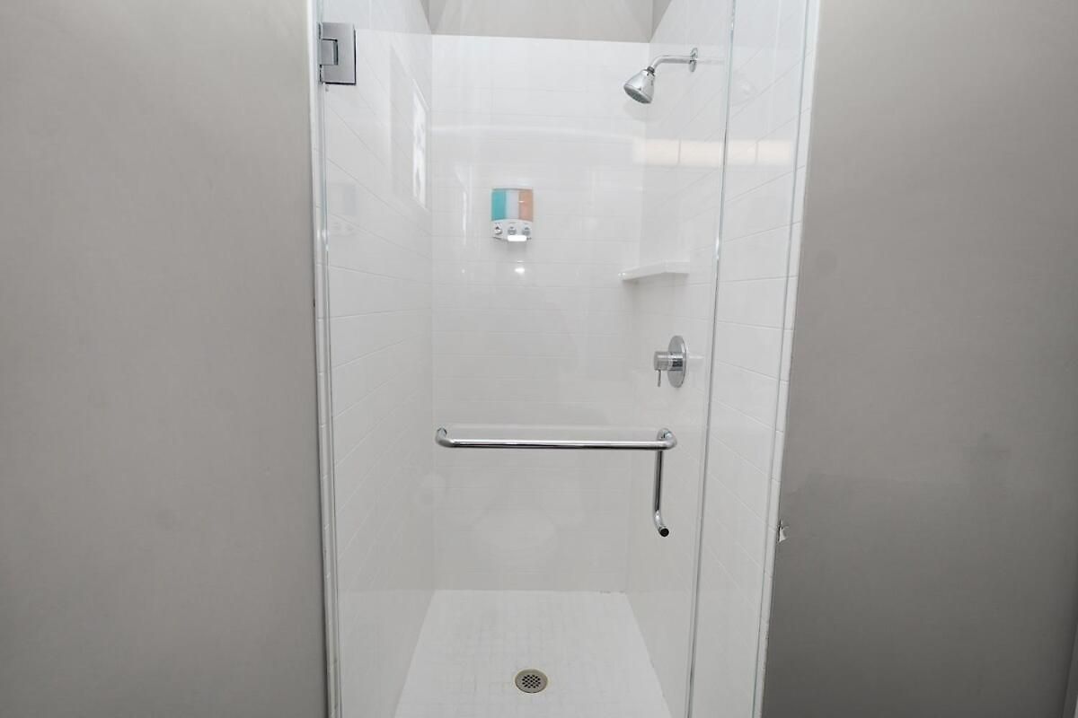 Little Italy 5br With Optional Parking Apartment