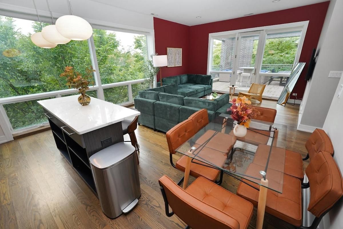 Little Italy 4br Retreat With Optional Parking * Chicago