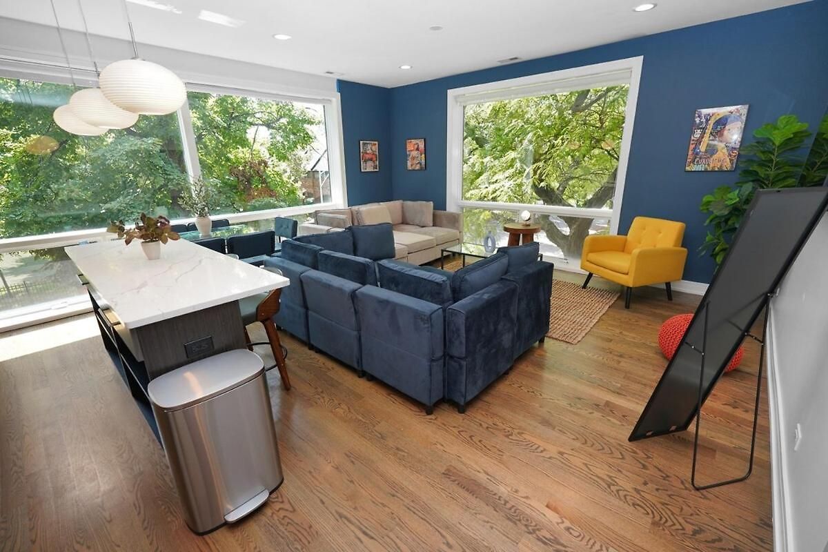 Apartment Chic Little Italy 4br With Optional Parking *