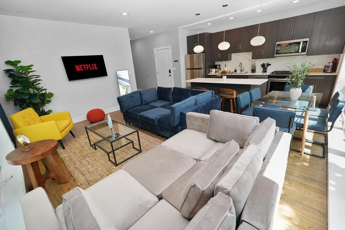 Chic Little Italy 4br With Optional Parking Apartment Chicago