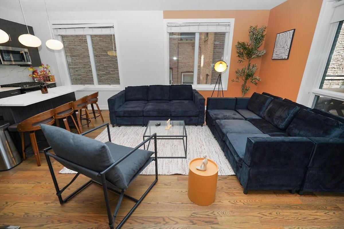 Little Italy 5br With Optional Parking Apartment