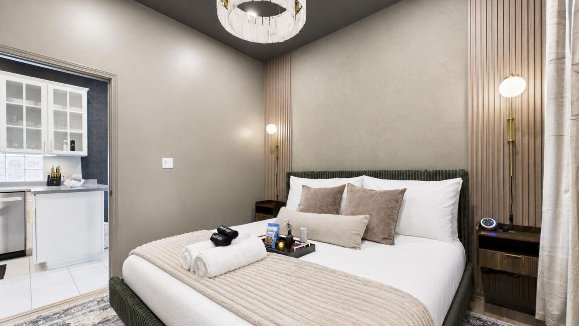 The Velvet Manor Luxe 3br Jacuzzi Garage Apartment *