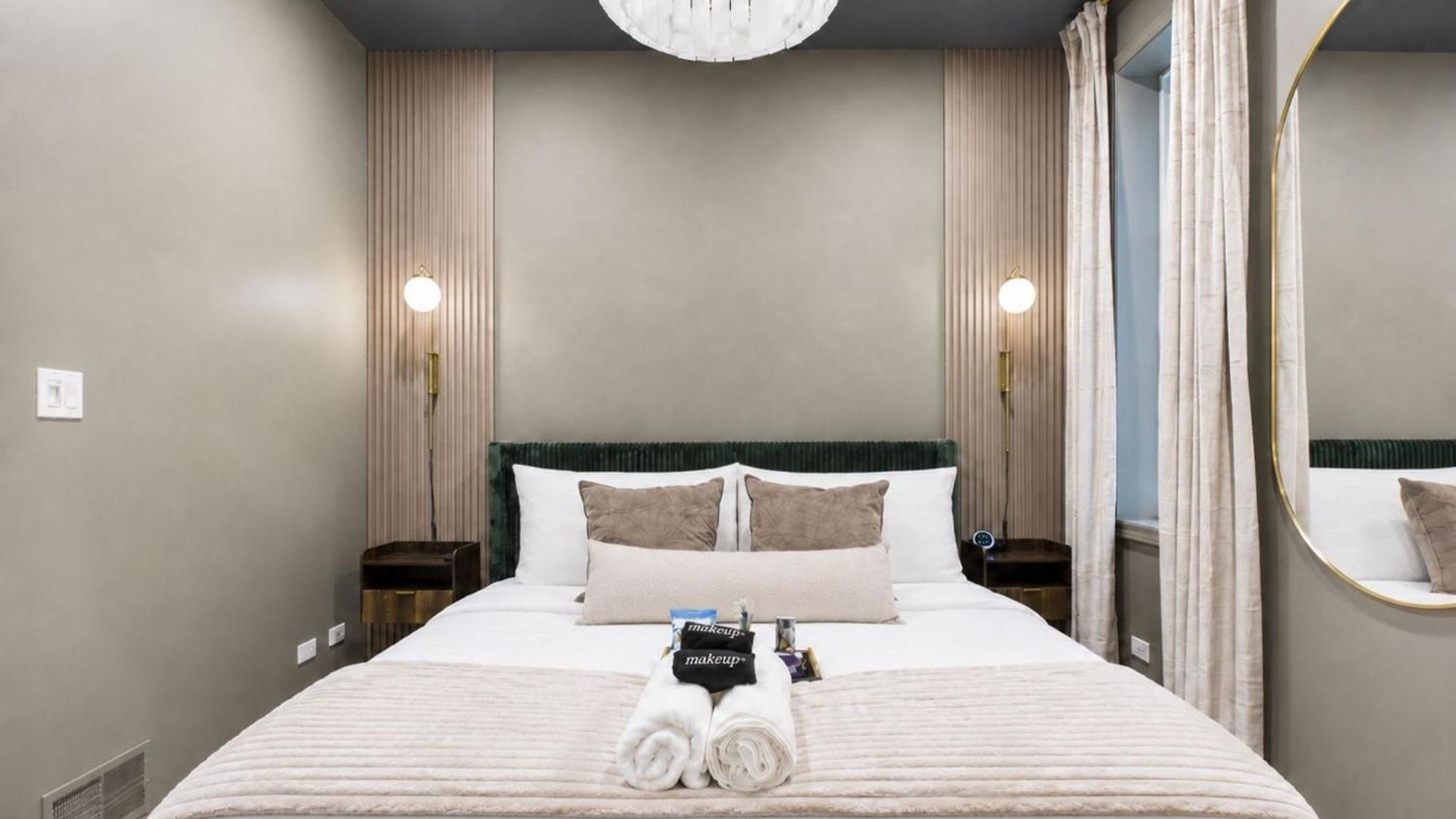 The Velvet Manor Luxe 3br Jacuzzi Garage Apartment Chicago