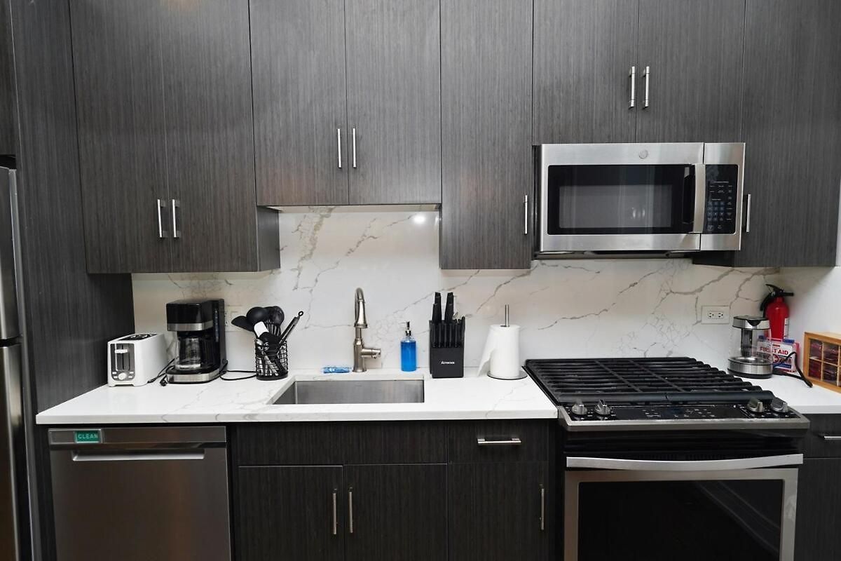 Little Italy 5br With Optional Parking