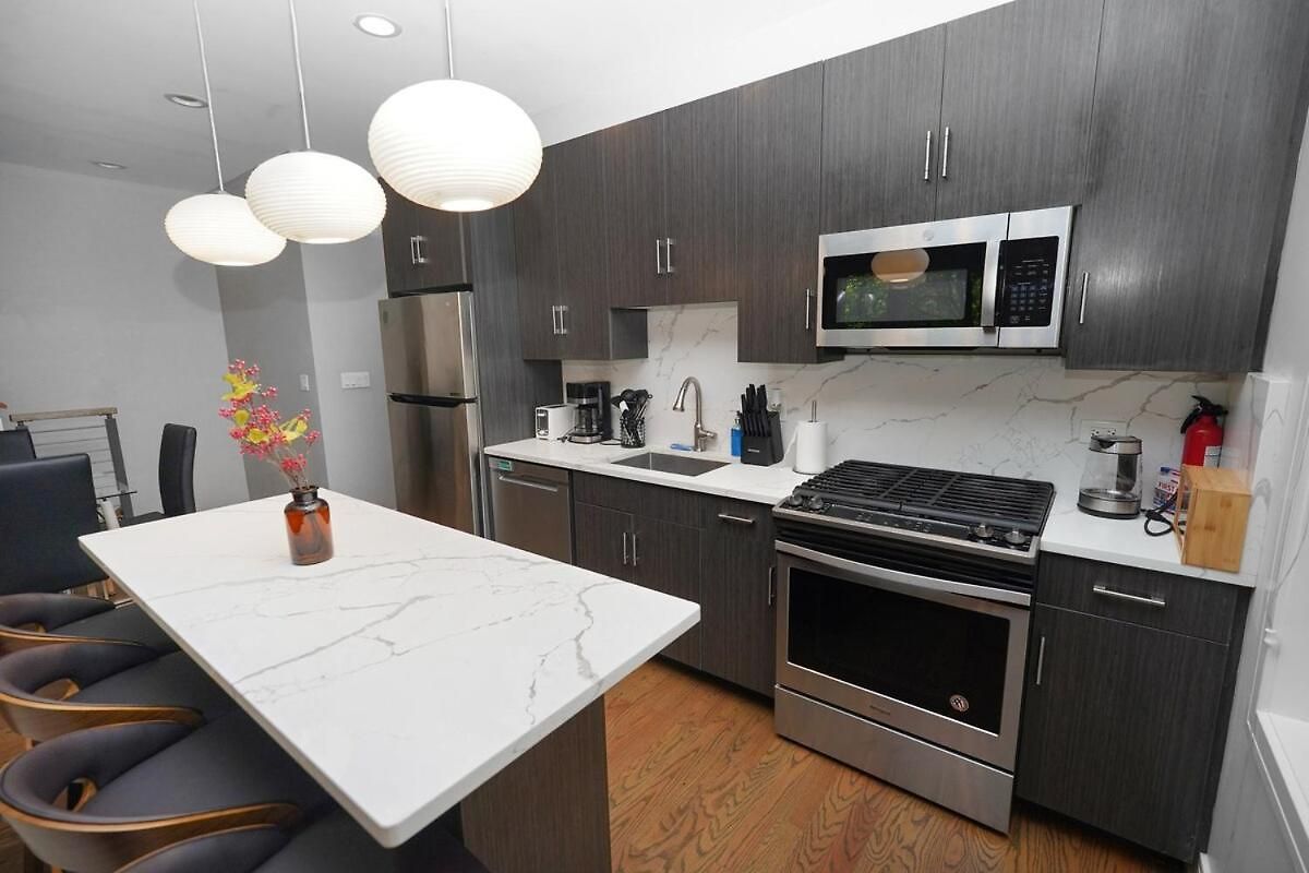 Little Italy 5br With Optional Parking Chicago