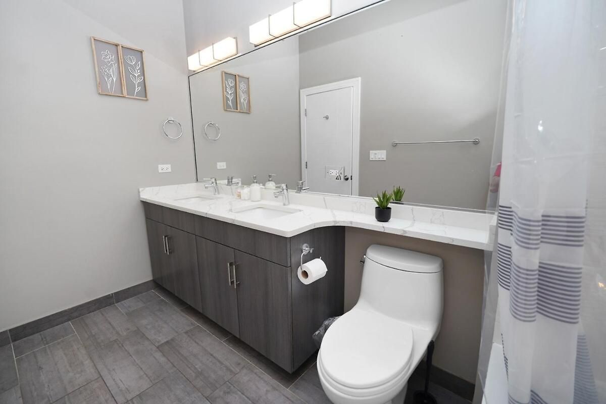 Little Italy 5br With Optional Parking Apartment