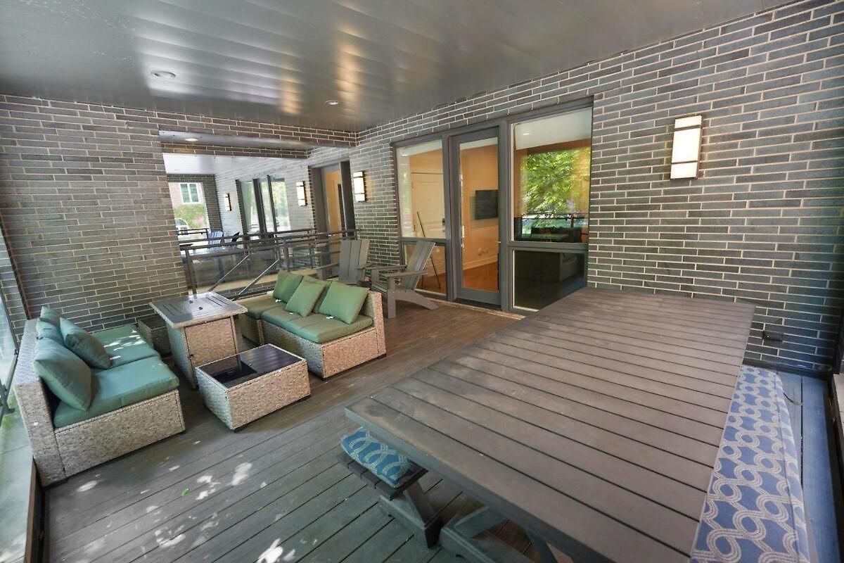 Apartment Little Italy 5br With Optional Parking *