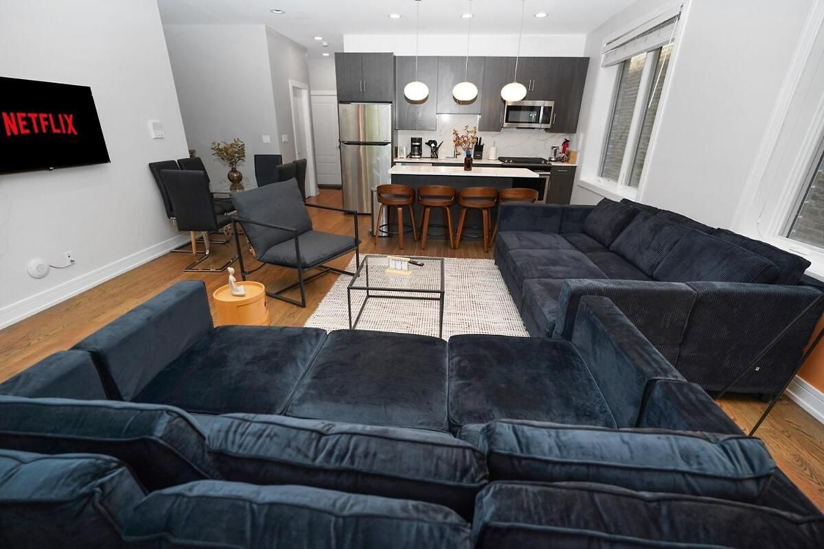 Little Italy 5br With Optional Parking *