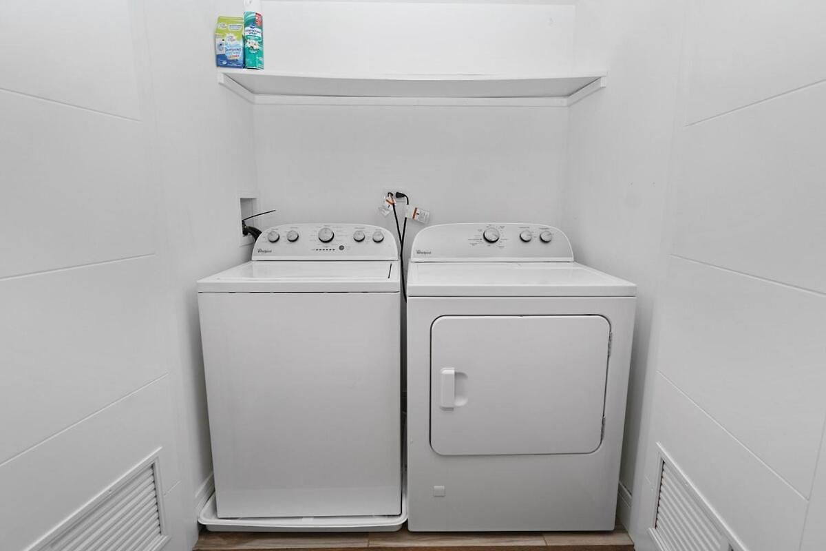 Little Italy 5br With Optional Parking *