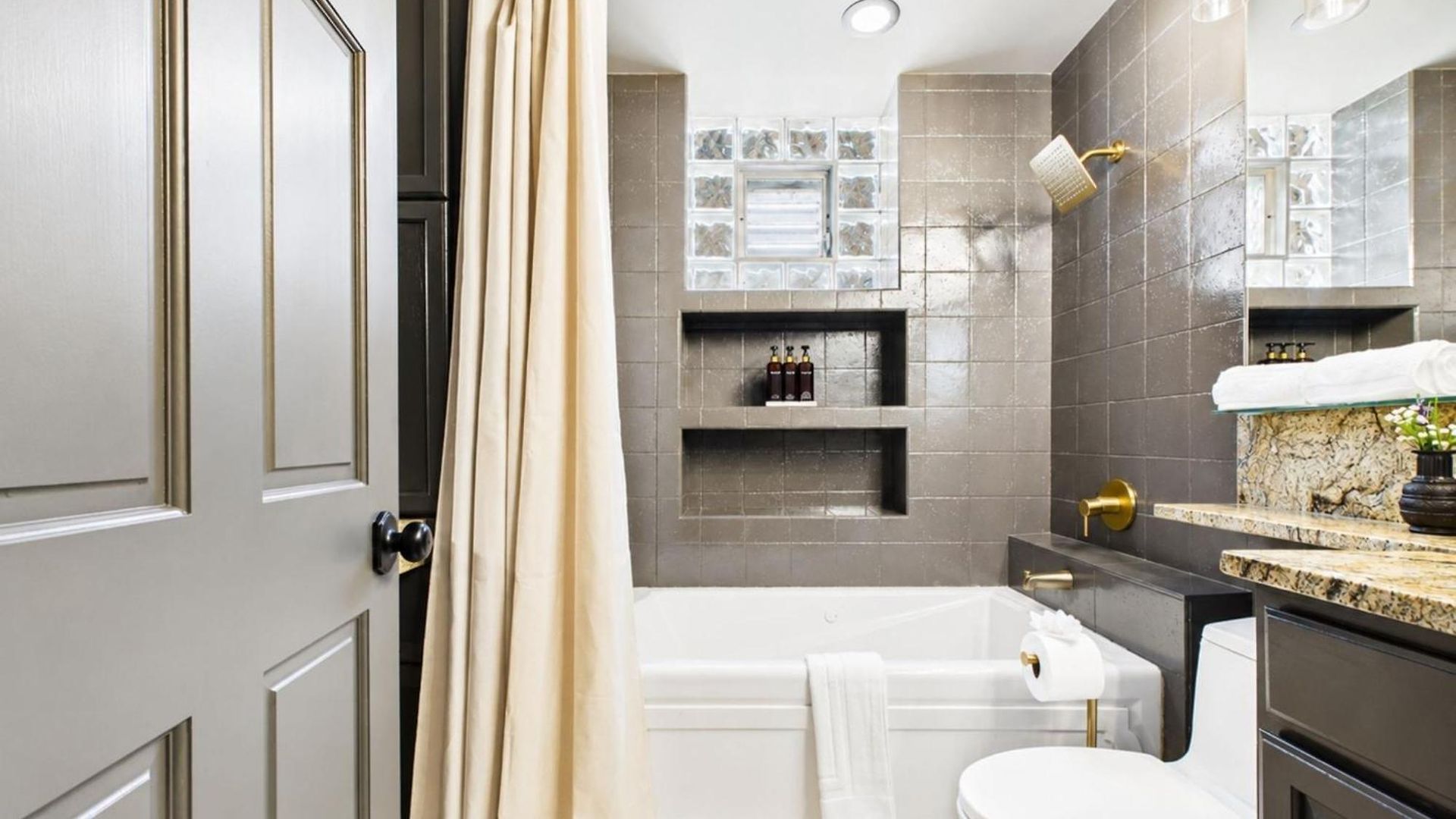 Apartment The Velvet Manor Luxe 3br Jacuzzi Garage
