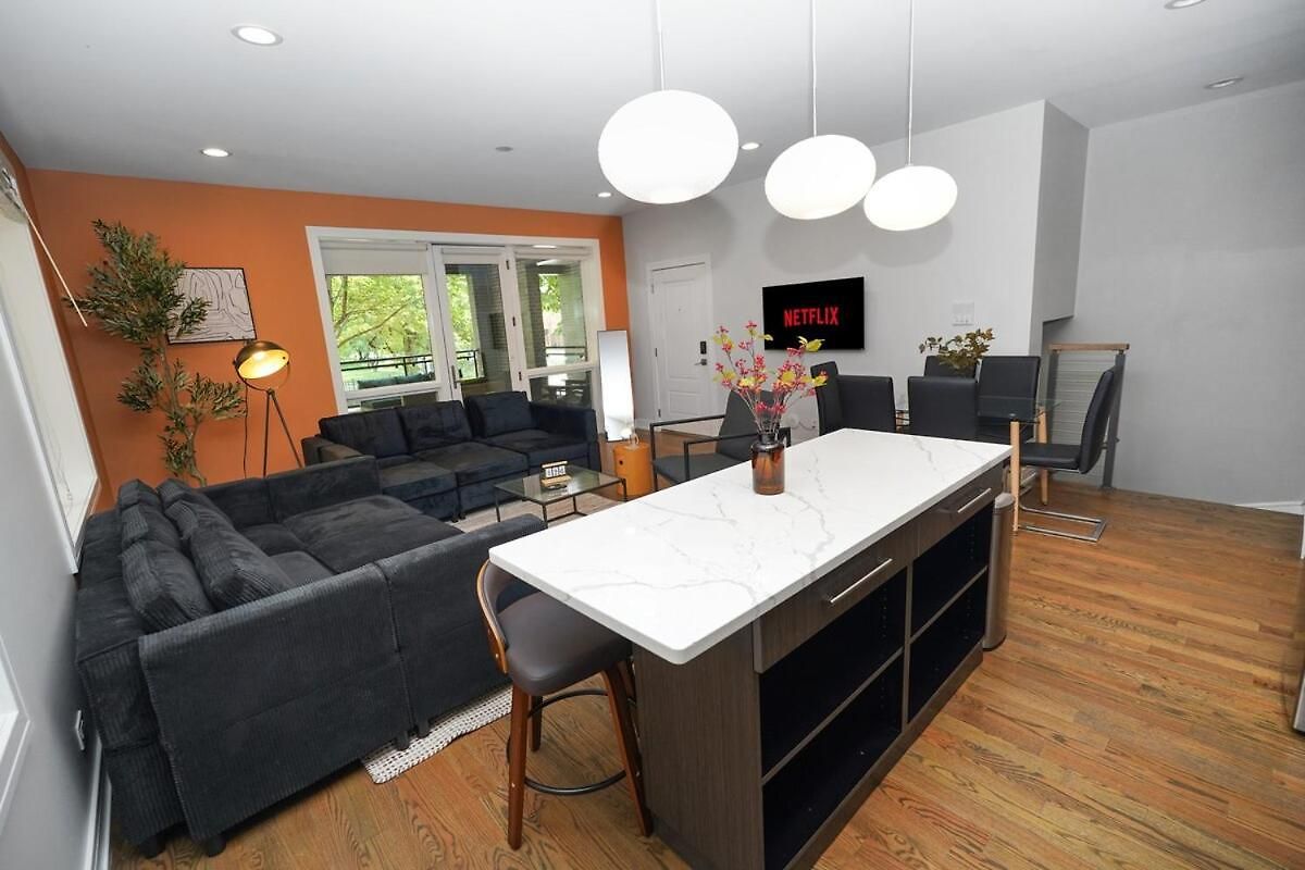 Little Italy 5br With Optional Parking