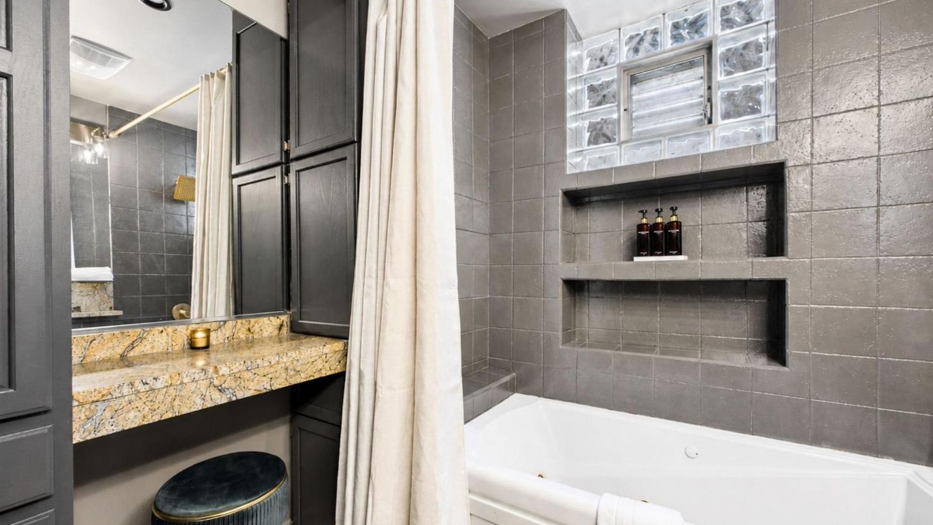 The Velvet Manor Luxe 3br Jacuzzi Garage Chicago