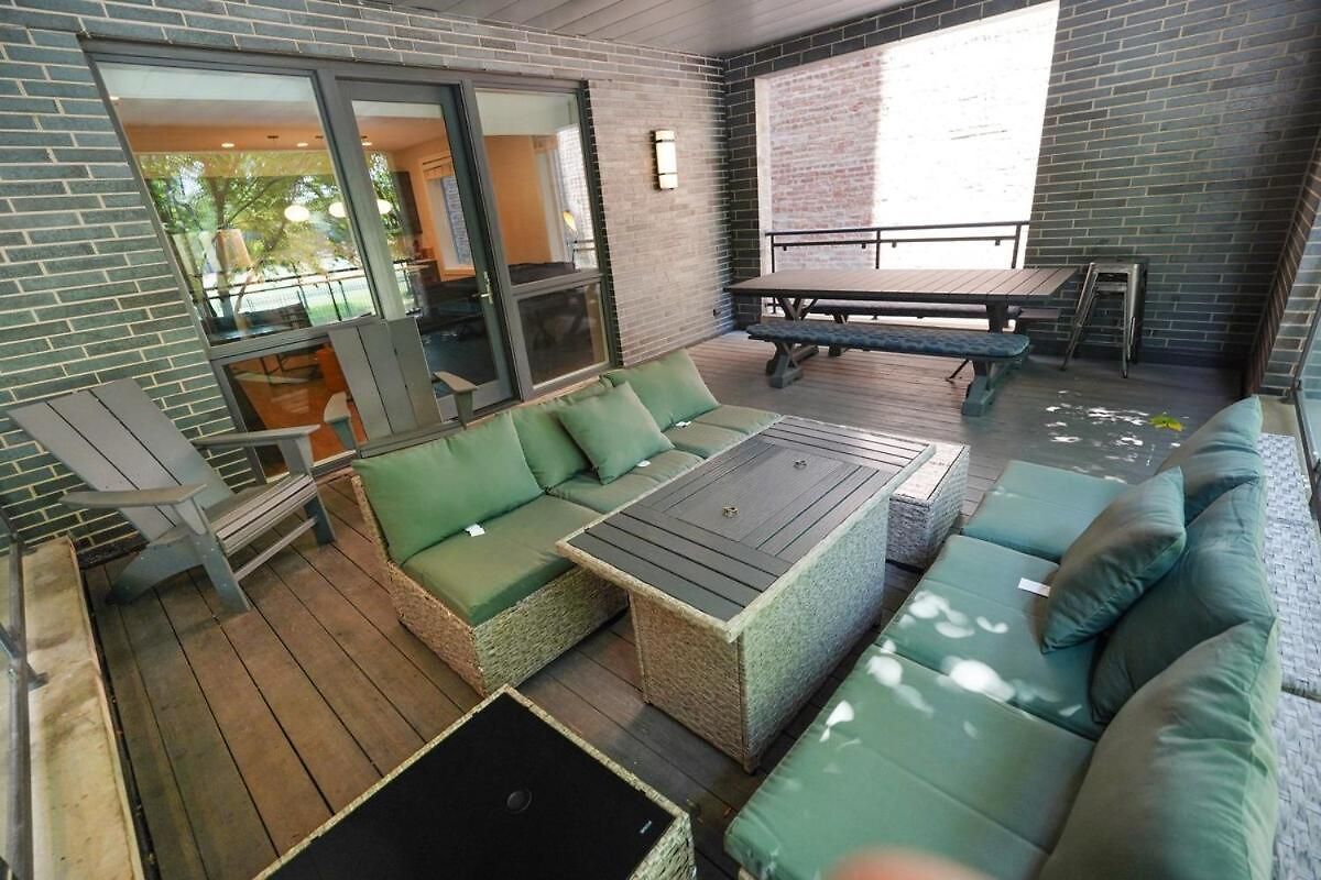 Little Italy 5br With Optional Parking Apartment *