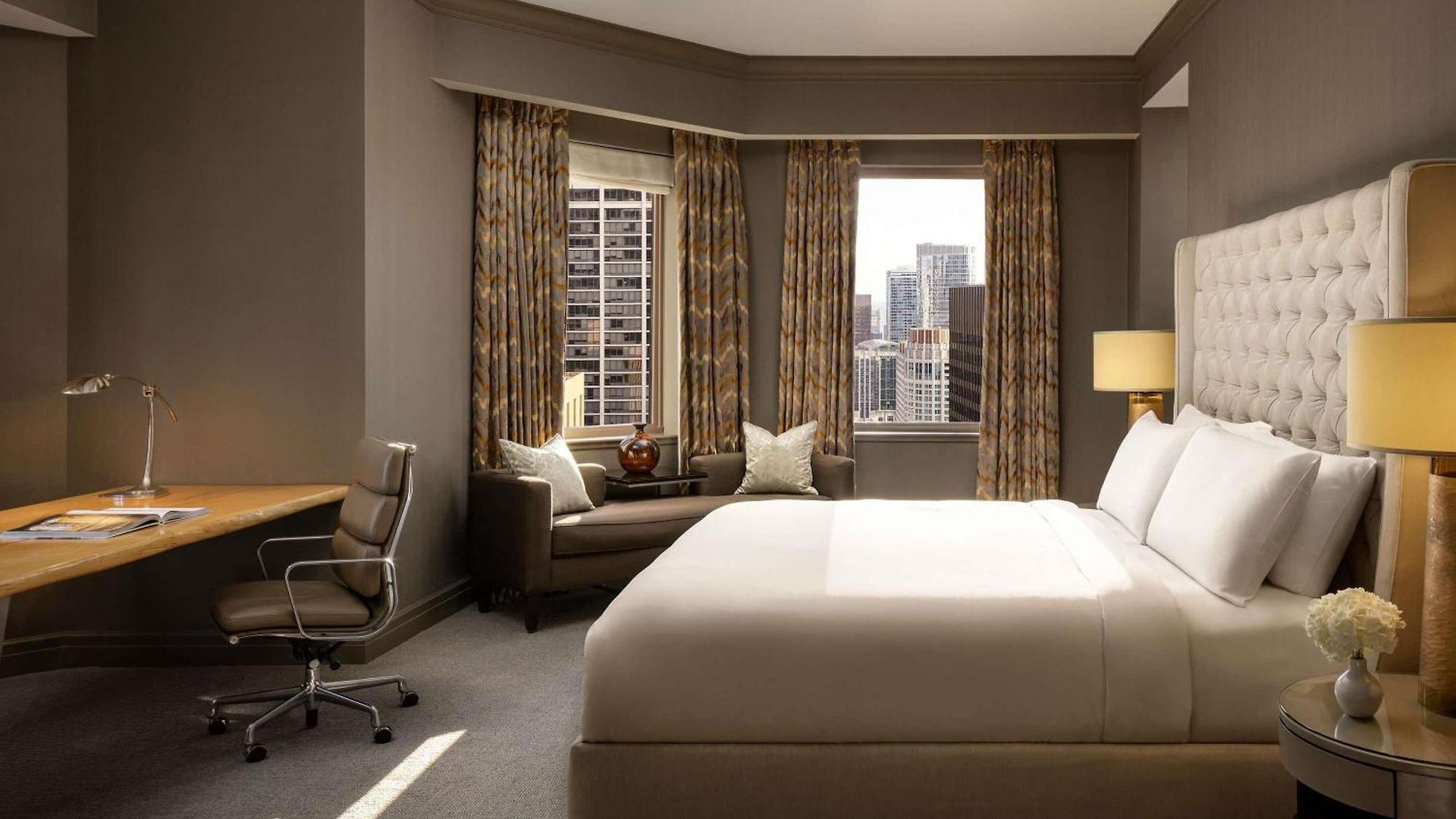 Fairmont Millennium Park 4*